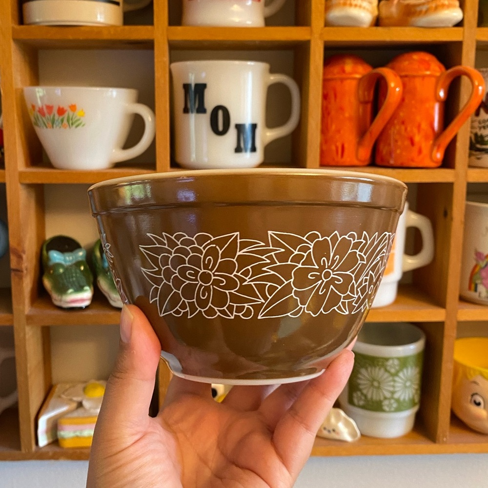 PYREX brown woodland white floral 401 750ml vintage mixing bowl